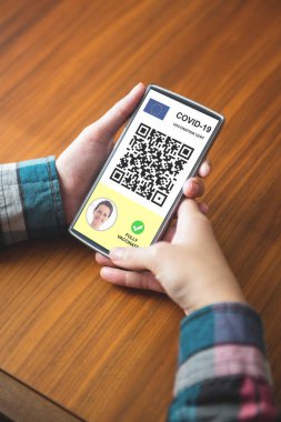 Masada oturan ve cep telefonu kısa mesaj yazarak kadın