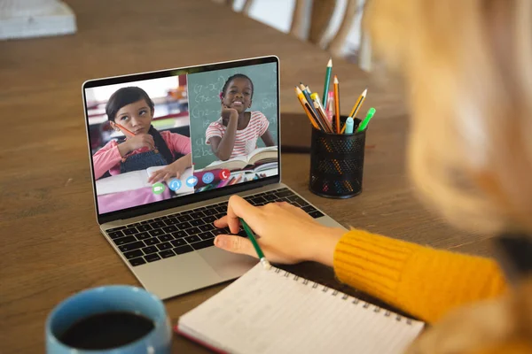 Fehér Laptopot Használ Videohívásra Mosolygó Különböző Általános Iskolás Diákokkal Képernyőn — Stock Fotó