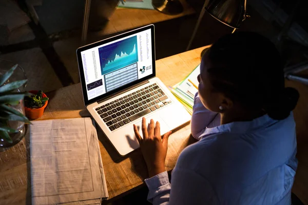 Femme Affaires Travaillant Sur Ordinateur Portable Dans Bureau — Photo