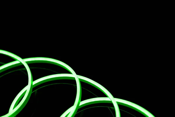 Imagem Vibrante Espiral Verde Neon Brilho Varas Sobre Fundo Preto — Fotografia de Stock