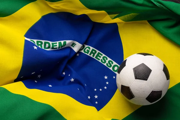 ブラジルの国旗にサッカーの構成 スポーツ トレーニング アクティブなライフスタイルの概念 — ストック写真