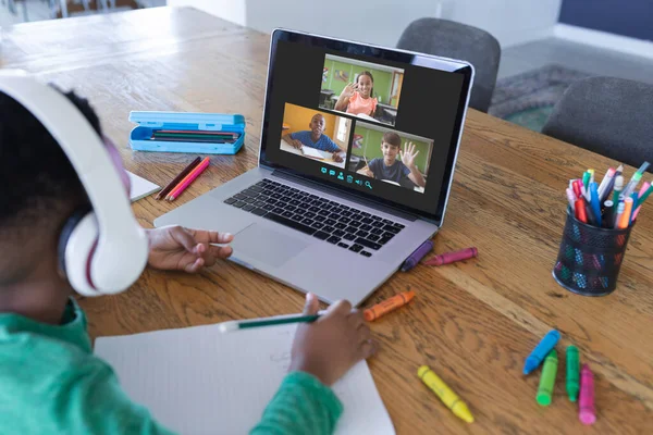 Egy Afro Amerikai Fiú Laptopot Használ Videohívásra Különböző Általános Iskolás — Stock Fotó