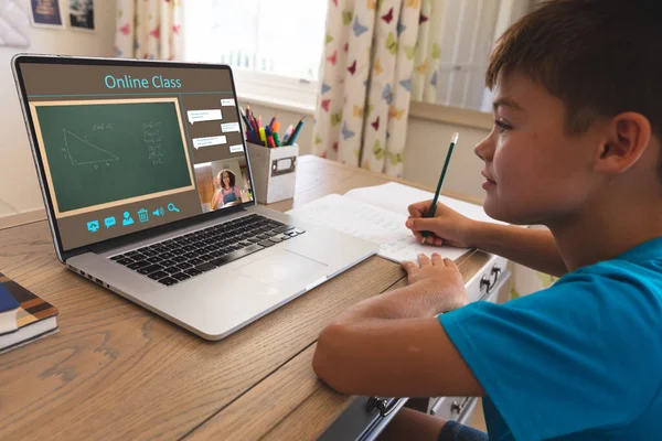 Lächelnder Kaukasischer Junge Mit Laptop Für Videoanrufe Mit Unterricht Auf — Stockfoto