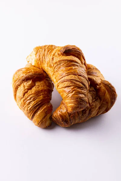 Függőleges Kép Croissant Fekvő Fehér Háttér Élelmiszer Édességek Reggeli Hagyományos — Stock Fotó