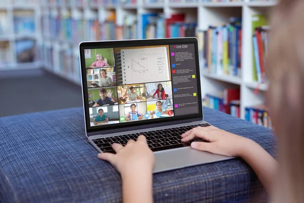 Menina Caucasiana Usando Laptop Para Videochamada Com Sorrindo Diversos Alunos — Fotografia de Stock