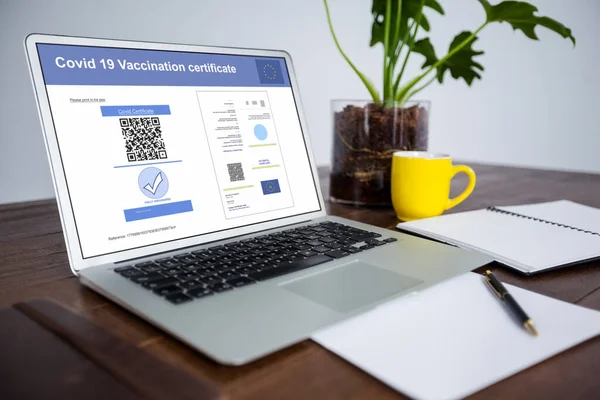 Ноутбук Сертификатом Вакцинации Кодом Экране Здравоохранение Образ Жизни Путешествия Технологии — стоковое фото