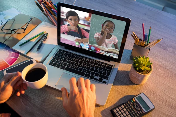 Egy Férfi Kezei Akik Laptopot Használnak Videohívásra Mosolygó Különböző Általános — Stock Fotó
