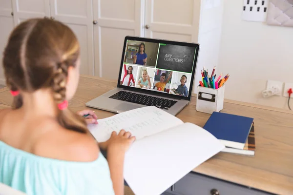 Menina Caucasiana Usando Laptop Para Videochamada Com Alunos Ensino Fundamental — Fotografia de Stock