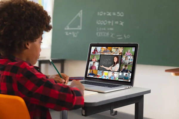 Afroamerykanin Korzystający Laptopa Rozmów Wideo Różnymi Uczniami Szkoły Podstawowej Ekranie — Zdjęcie stockowe