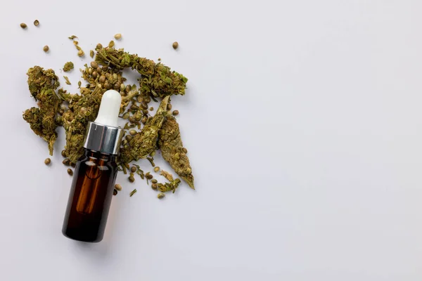 Bild Einer Flasche Cbd Und Getrockneten Marihuana Blättern Auf Weißer — Stockfoto