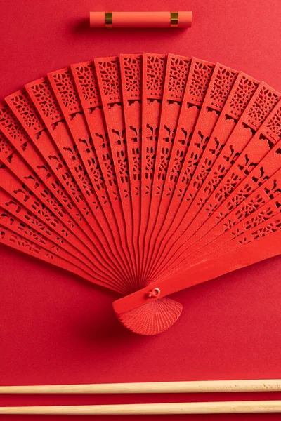 Composição Ventilador Chinês Tradicional Decorações Fundo Vermelho Ano Novo Chinês — Fotografia de Stock