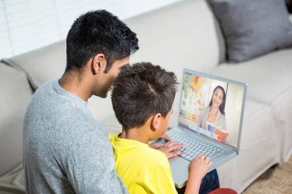 Vater Und Sohn Mit Laptop Auf Dem Sofa Wohnzimmer — Stockfoto