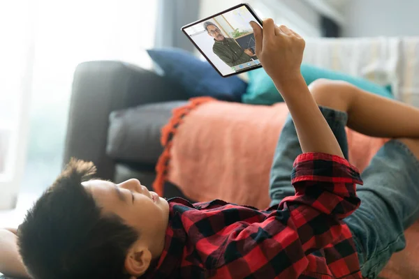 Lächelnder Asiatischer Junge Mit Tablet Für Videotelefonie Mit Einem Birassischen — Stockfoto