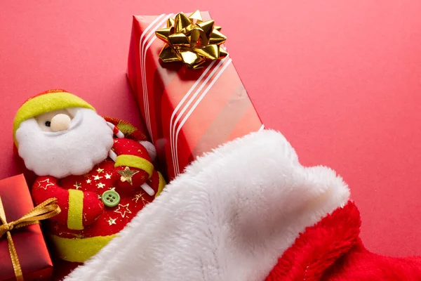 Изображение Рождественских Подарков Санта Клауса Рождественских Чулках Копировальном Пространстве Красном — стоковое фото