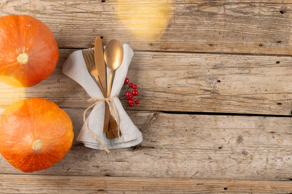 Bovenaanzicht Van Bestek Servet Met Herfstdecoratie Kopieerruimte Houten Ondergrond Thanksgiving — Stockfoto