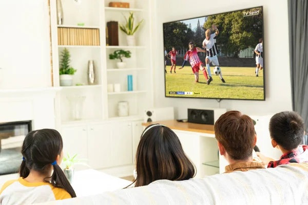 Diverso Grupo Niños Sentados Sofá Viendo Partido Fútbol Fútbol Animar Imagen De Stock