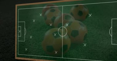 Futbol maçının çizim stratejisinin çimenli sahada futbol topları üzerinden canlandırılması. Dijital kompozit, çoklu pozlama, planlama, semboller, spor ve yarışma konsepti.