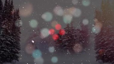 Karların yağışının animasyonu ve ağaçlı kış manzarası üzerindeki spot ışıkları. Noel, şenlik, kutlama ve gelenek konsepti dijital olarak oluşturuldu.