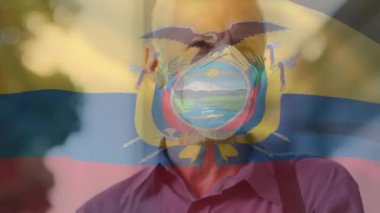 Ekvador bayrağının şehir caddesinde yüz maskesi takan beyaz bir adamın üzerinde dalgalanması. covid 19 salgın konsepti boyunca dijital olarak üretilen küresel sağlık önlemleri.