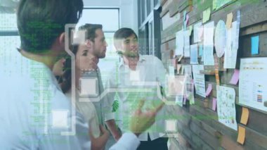 Ofisteki çeşitli iş adamları üzerinde veri işleme animasyonu. Küresel iş ve dijital arayüz kavramı dijital olarak oluşturulmuş video.