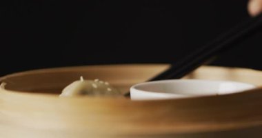 Siyah arka planda bambu buharlı güveç çubukları. Yiyecek, içecek ve renk konsepti.