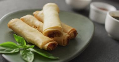 Yumurta rulosu ve gri arka planda kırmızı biber soslu tabak kompozisyonu. Yiyecek, içecek ve renk konsepti.