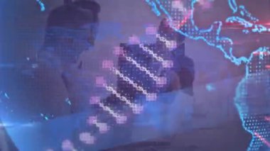 Telefon kulaklığı takan iş adamlarının üzerinde küre ve veri işleme animasyonu. Küresel iş dijital arayüzü teknolojisi ve dijital olarak oluşturulan ağ konsepti.