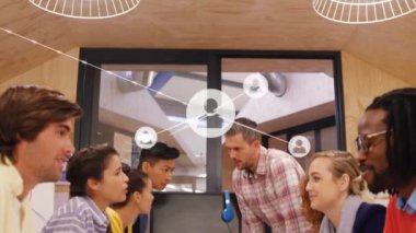 Toplantıda farklı iş adamları üzerinde insanlarla bağlantı kurma ikonlarının canlandırılması. Dijital olarak oluşturulan küresel bağlantılar, ağlar ve iş konsepti.