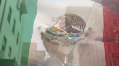 Meksika bayrağının şehir caddesinde maskeli Afro-Amerikan bir kadının üzerinde sallanışının animasyonu. covid 19 salgın konsepti boyunca dijital olarak üretilen küresel sağlık önlemleri.