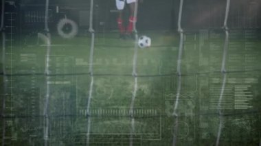 Futbol oyuncusunun topa vurması ve kalecinin kaleye vurması. Dijital bileşik, çoklu pozlama, bilgi, teknoloji, spor, rekabet konsepti.