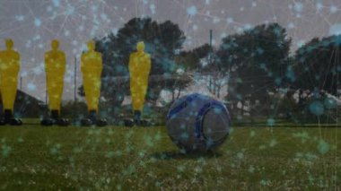 Çeşitli futbol oyuncuları üzerindeki simgelerle bağlantı ağının animasyonu. Dijital olarak oluşturulmuş küresel bağlantılar, spor ve dijital arayüz kavramı.