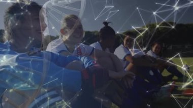 Stadyumdaki çeşitli futbol oyuncuları üzerinde DNA iplikçikleriyle olan bağlantıların animasyonu. Dijital olarak oluşturulmuş küresel bağlantılar, spor ve dijital arayüz kavramı.