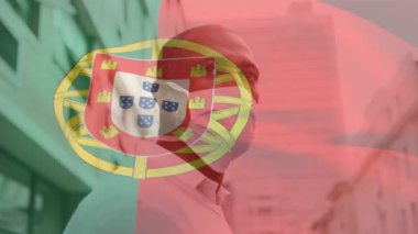 Portekiz bayrağının şehir caddesinde yüz maskesi takan Latin adamın üzerinde sallanışının animasyonu. covid 19 salgın konsepti boyunca dijital olarak üretilen küresel sağlık önlemleri.