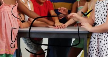 Okul konsepti simgelerinin animasyonu ve öğrencilerin ellerini üst üste koydukları fotokopi alanı. Okul ve eğitim kavramı