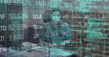 Akıllı telefon matematiği kullanarak insan üzerinde veri işleme animasyonu asma animasyonu ve arayüzü. Küresel veri işleme ağları bağlantıları ve dijital arayüz konsepti dijital olarak oluşturulmuş video.