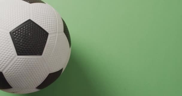 绿色背景下的足球动画 有复制空间 培训和积极生活方式概念 — 图库视频影像