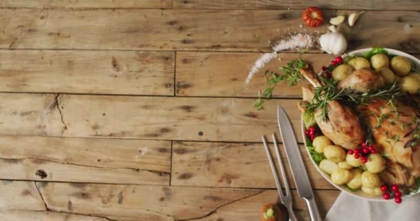 烤火鸡 土豆和餐具放在木制表面的盘子录像 感恩节 美国文化 传统和庆祝视频 — 图库视频影像