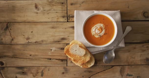 パンと木製のテーブルの上にボウルにクリームトマトスープのビデオ アメリカ料理 食べ物 料理の概念 — ストック動画