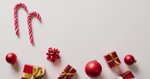 白い背景に2つのクリスマスの杖と装飾のビデオ クリスマス お祝いのコンセプト — ストック動画