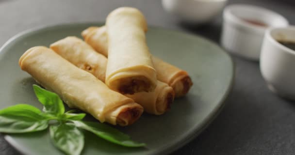 Composizione Piatto Con Involtini Primavera Salsa Peperoncino Fondo Grigio Concetto — Video Stock