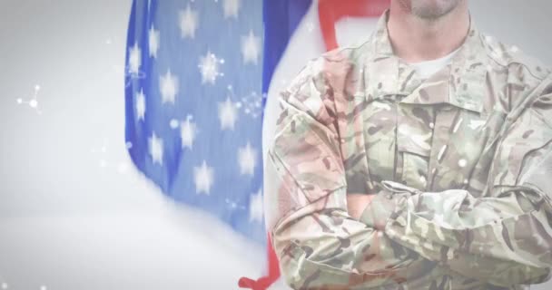 ヌクレオチドとアメリカの国旗を持つ陸軍兵士の中央部のアニメーション デジタル複合体 多重露光 遺伝的 軍事的 愛国心 自由とアイデンティティの概念 — ストック動画