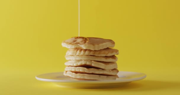 Video Sirup Maple Menuangkan Pancake Latar Belakang Kuning Masakan Amerika — Stok Video