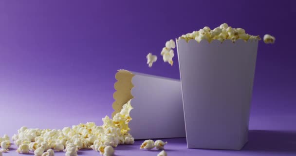 Video Van Close Van Popcorn Vallen Blauwe Achtergrond Voedsel Feest — Stockvideo