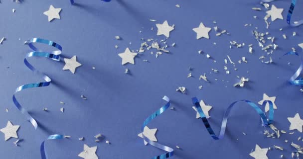 Vídeo Múltiples Estrellas Plata Serpentinas Dispersas Sobre Fondo Azul Fiesta — Vídeo de stock