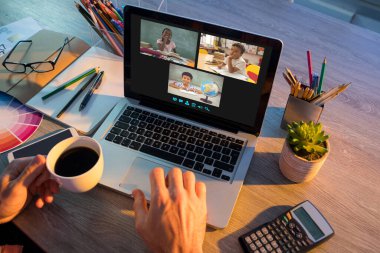 Adamın elleri ekranda çeşitli ilkokul öğrencilerinin gülümsediği bir video görüşmesi için dizüstü bilgisayar kullanıyor. iletişim teknolojisi ve çevrimiçi eğitim, dijital kompozit resim.