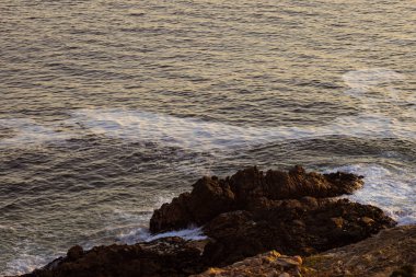 Deniz dalgaları ve taşlı deniz kıyıları manzarası. Manzara, deniz ve doğa kavramı.