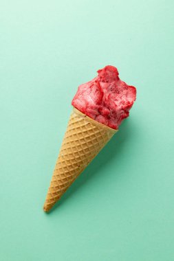 Ev yapımı çilekli dondurmanın mavi arka planda fotokopi alanı ile dikey görüntüsü. Lezzetli ev yapımı yemekler, organik malzemeler ve sağlıklı yiyecekler..