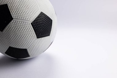 Fotokopi alanı beyaz zemin üzerinde futbol kompozisyonu. Spor, hareket, eğitim ve aktif yaşam tarzı kavramı.