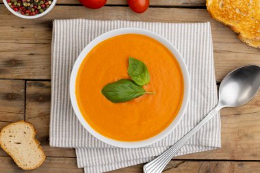 Fesleğenli domates çorbası, domates, tost ve ahşap üzerine biber. Lezzetli ev yemekleri ve sağlıklı yemekler..