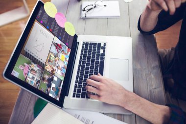 Müzik app midsection yaratıcı düzenleyicisinin üstünde laptop çalışma karşı